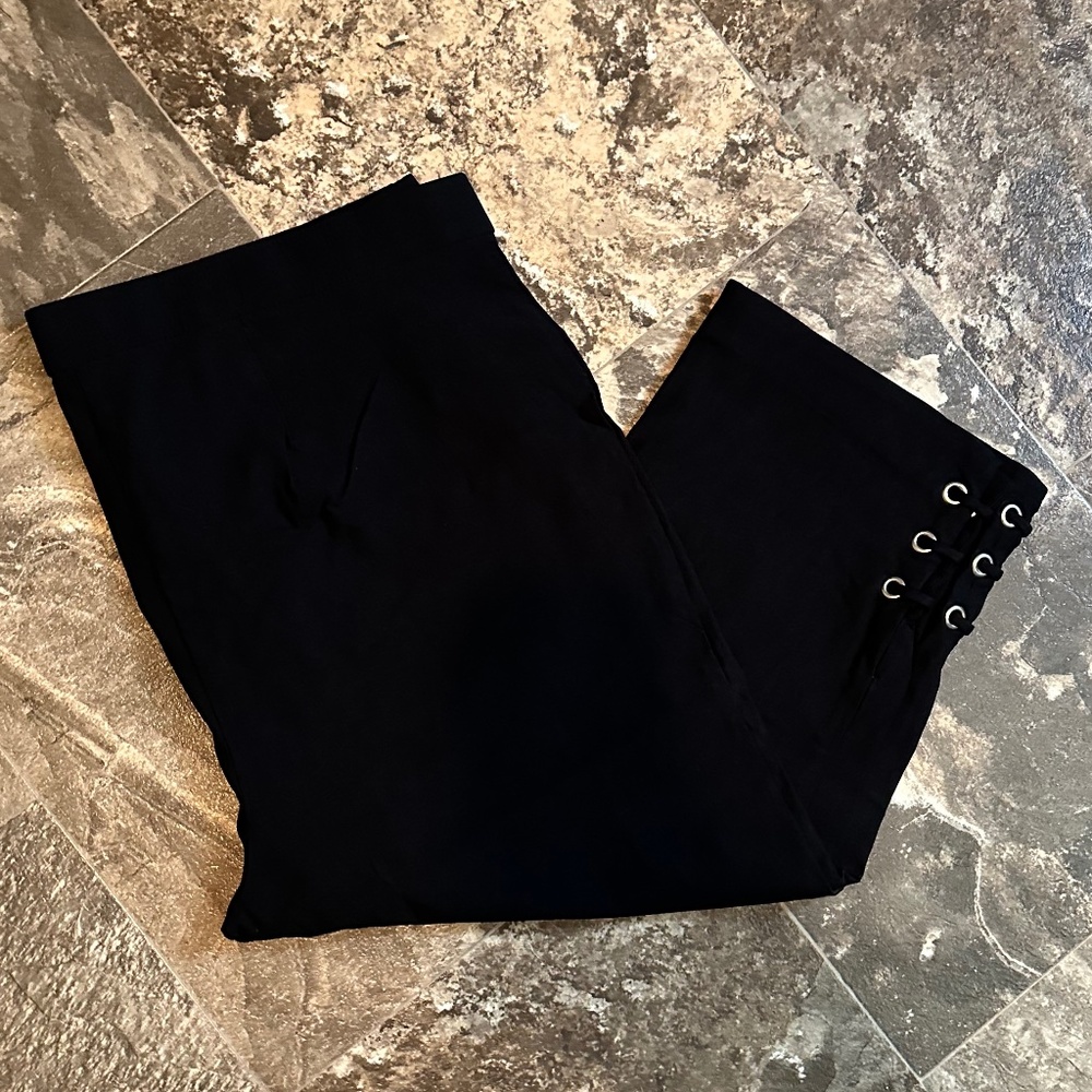 Lauras Black Sz 16 Capri's